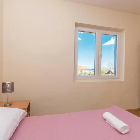 5 Bedroom Cozy In Prázdninový dům